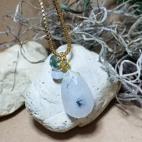 Solar quartz and gold necklace - Picture 3 of 4